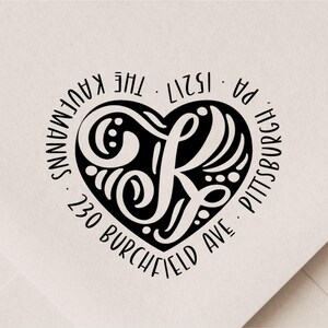 Puede incluir: Un juego de tres tazas de cerámica con un acabado moteado y mate. Las tazas son de color crema, gris claro y gris oscuro. Cada taza tiene un diseño simple y minimalista, ideal para café o té.