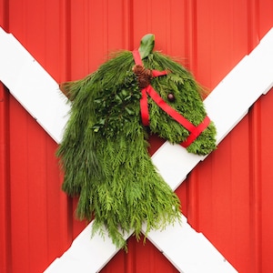 Fresh horse head wreath, fresh holiday wreath, horse wreath, fresh wreath, horse door hanger, horse holiday decor image 2