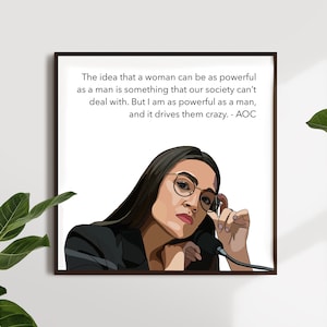 Puede incluir: Una ilustración digital de una mujer con cabello oscuro y gafas, hablando en un micrófono. La cita "La idea de que una mujer puede ser tan poderosa como un hombre es algo con lo que nuestra sociedad no puede lidiar. Pero yo soy tan poderosa como un hombre, y eso los vuelve locos. - AOC" está impresa debajo de la imagen.