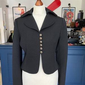 Chaqueta blazer corta Moschino, chaqueta Moschino negra vintage, botones grabados, talla grande