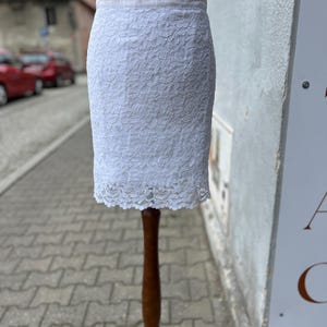 Vintage White Lace Skirt: Elegant Floral Overlay, Knee-Length - 80s/90s