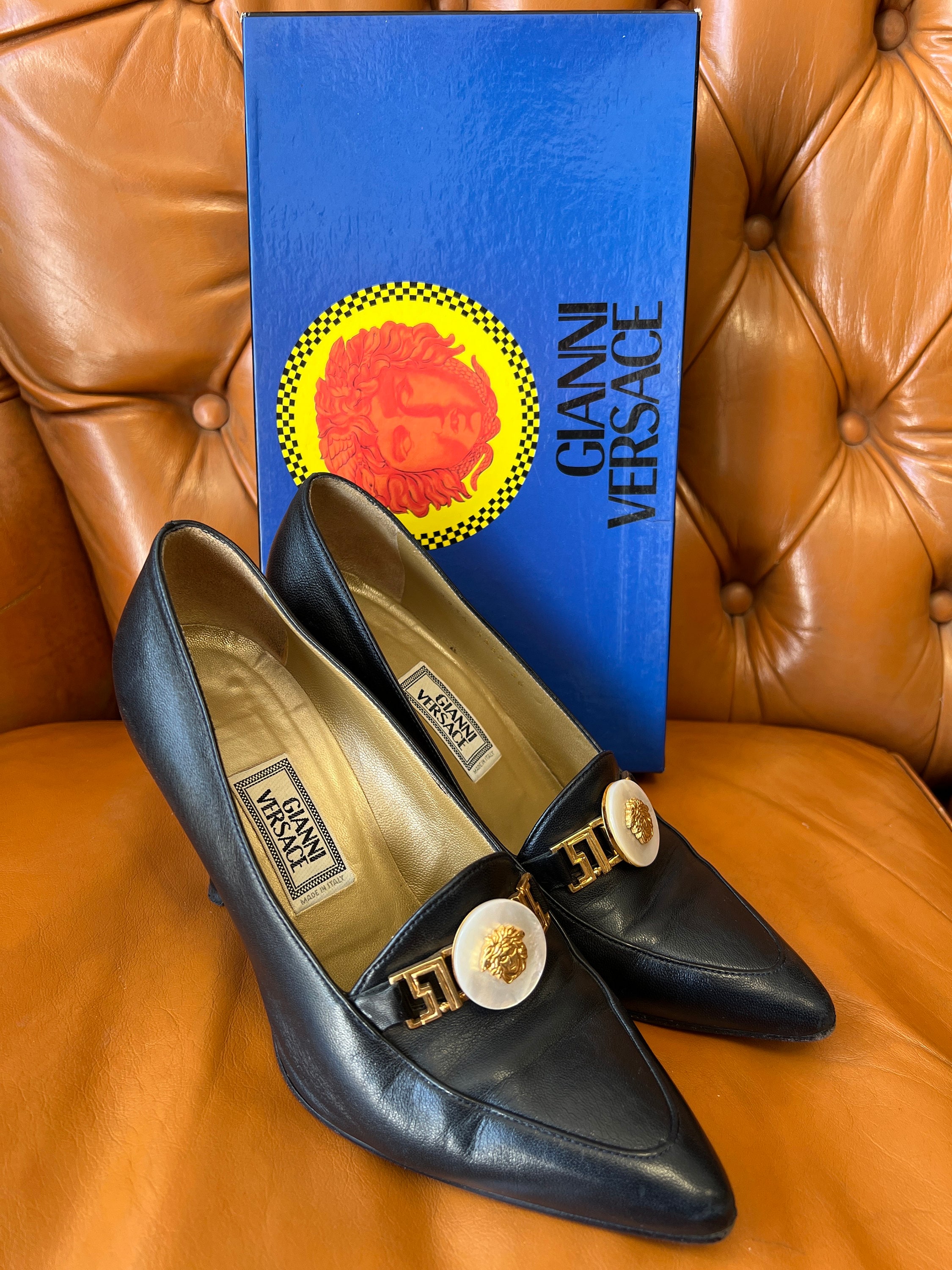 Vtg Gianni Versace Ivory Leather Gold Crystal Seashell Heels