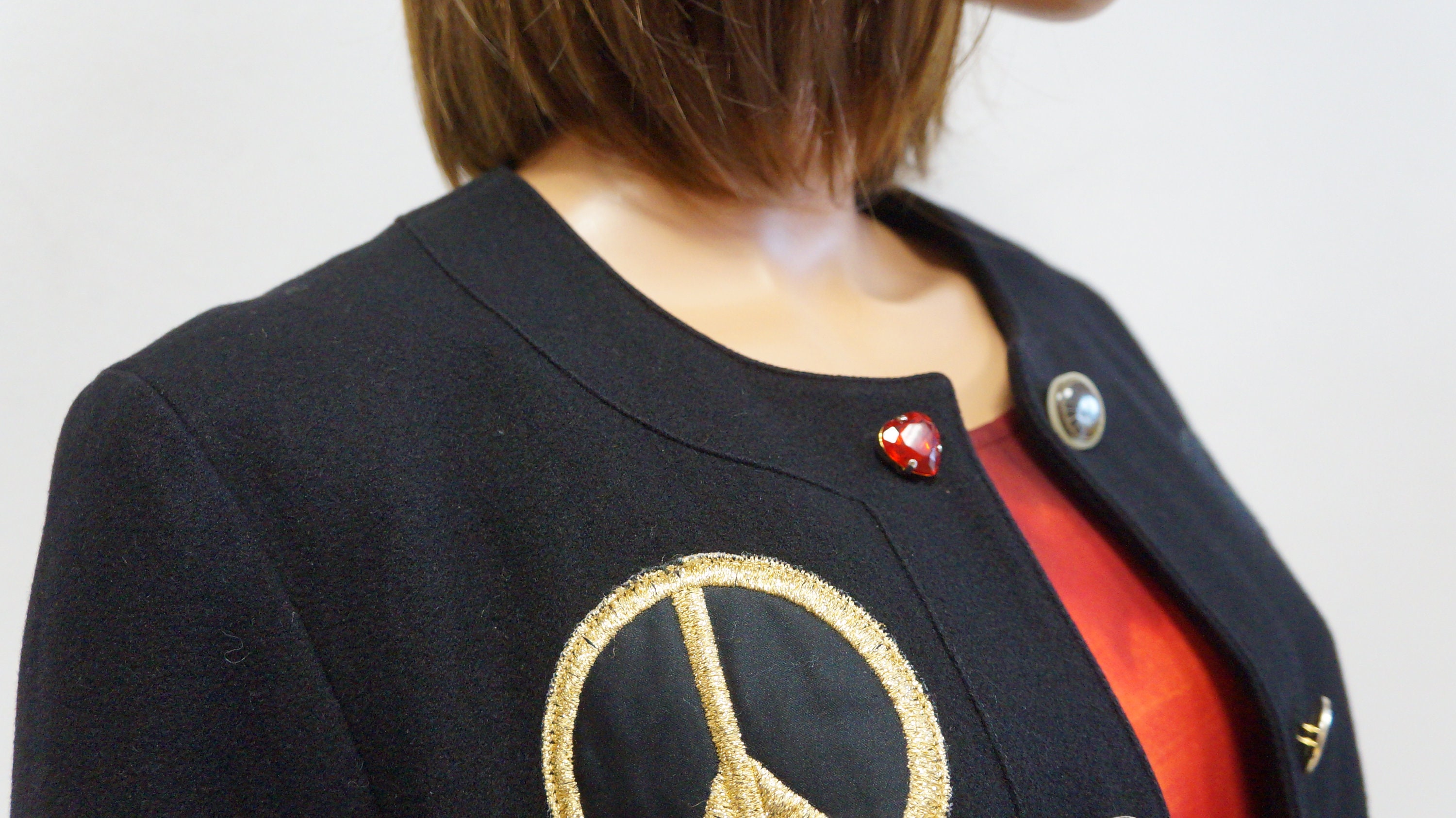 ジャケット Moschino SS23 HEART BUTTONS CREPE JACKET (05250424_4028) Moschino Wool Jacket, Cheap Chic Vintage Heart Buttons Short