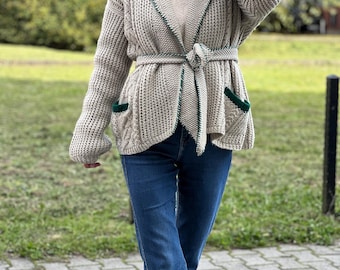 Vintage handgemaakt wollen vest: beige gebreid met groene rand, ceintuur L/XL
