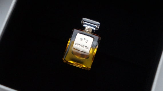 Chanel No5 inspired brooch - Juzt Accessories