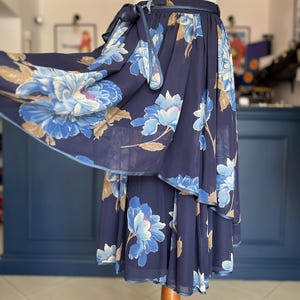 Vintage midirok met bloemen: marineblauw gevoerde acetaatviscose, maat S