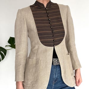 Blazer vintage de lino Moschino Cheap & Chic en color beige con estampado étnico, fabricado en Italia, talla pequeña y mediana
