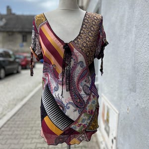 Blusa vintage de malla con estampado paisley – Viscosa elástica – Blusa colorida de manga corta – Talla L