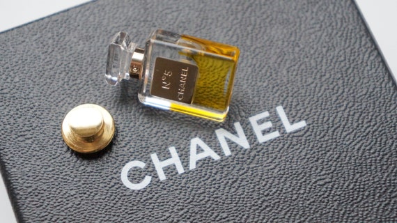 Chanel No5 Perfume Bottle Pearl Pin Brooch Gold Tone 22S – Coco Approved  Studio