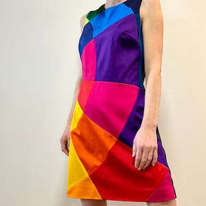Vestido icónico de los años 90 de Moschino Vestido Nanny Fran colorido arcoíris midi pasarela Moschino Cheap Chic Vestido negro grande, amarillo morado, rosa, verde