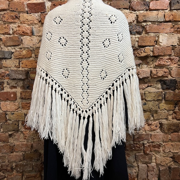 écharpe au crochet faite main vintage, châle à franges ajourées en blanc crème, écharpe triangulaire