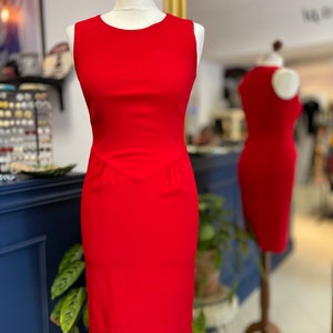 Vestido Moschino, vestido tubo rojo midi sexy y económico, vestido vintage de rayón de Moschino en talla pequeña.