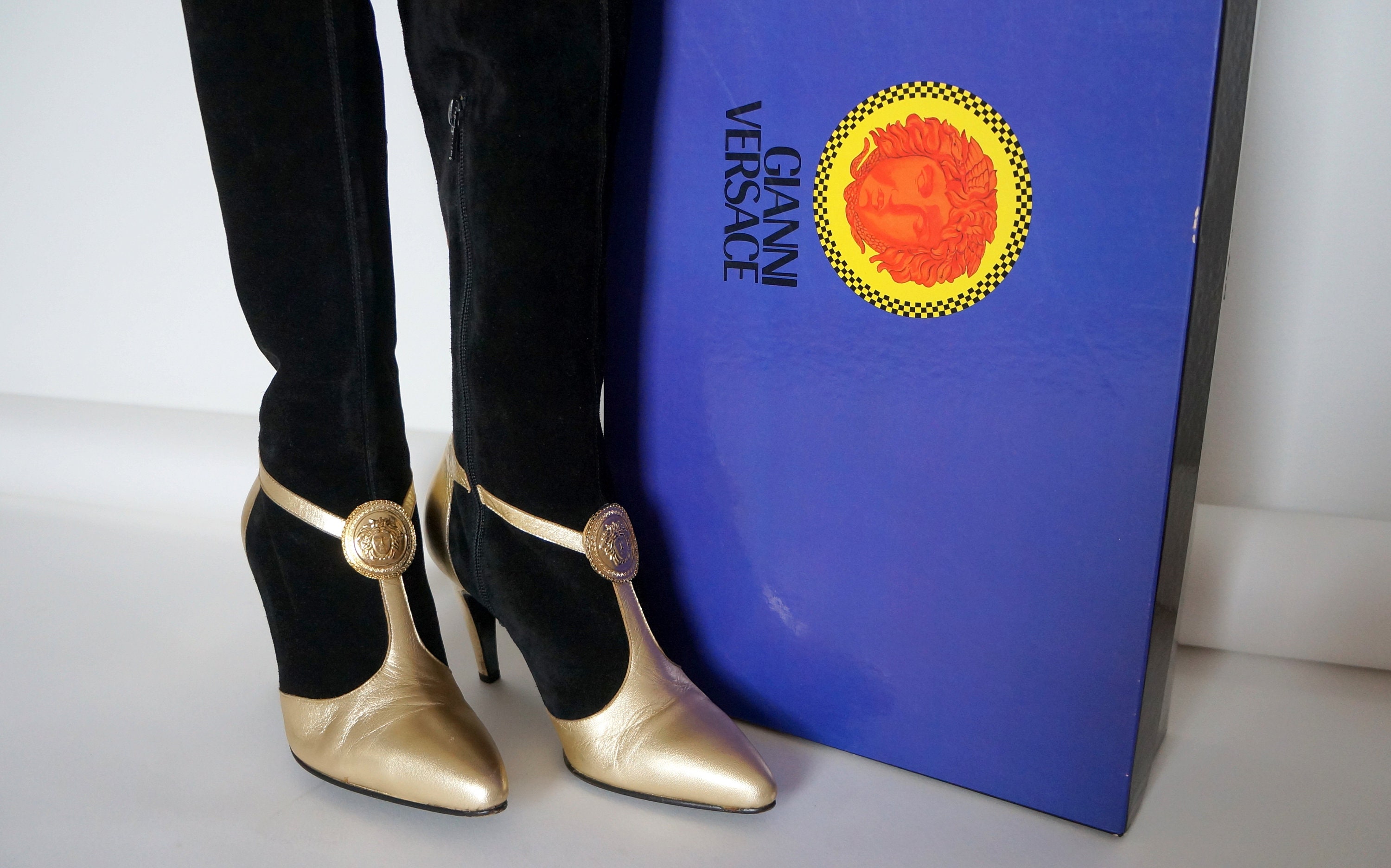 希少品　versace ヴィンテージ　スエード　ブーツ　メデューサ　レースアップ ジャンニ ヴェルサーチ ブーツ、象徴的なランウェイ