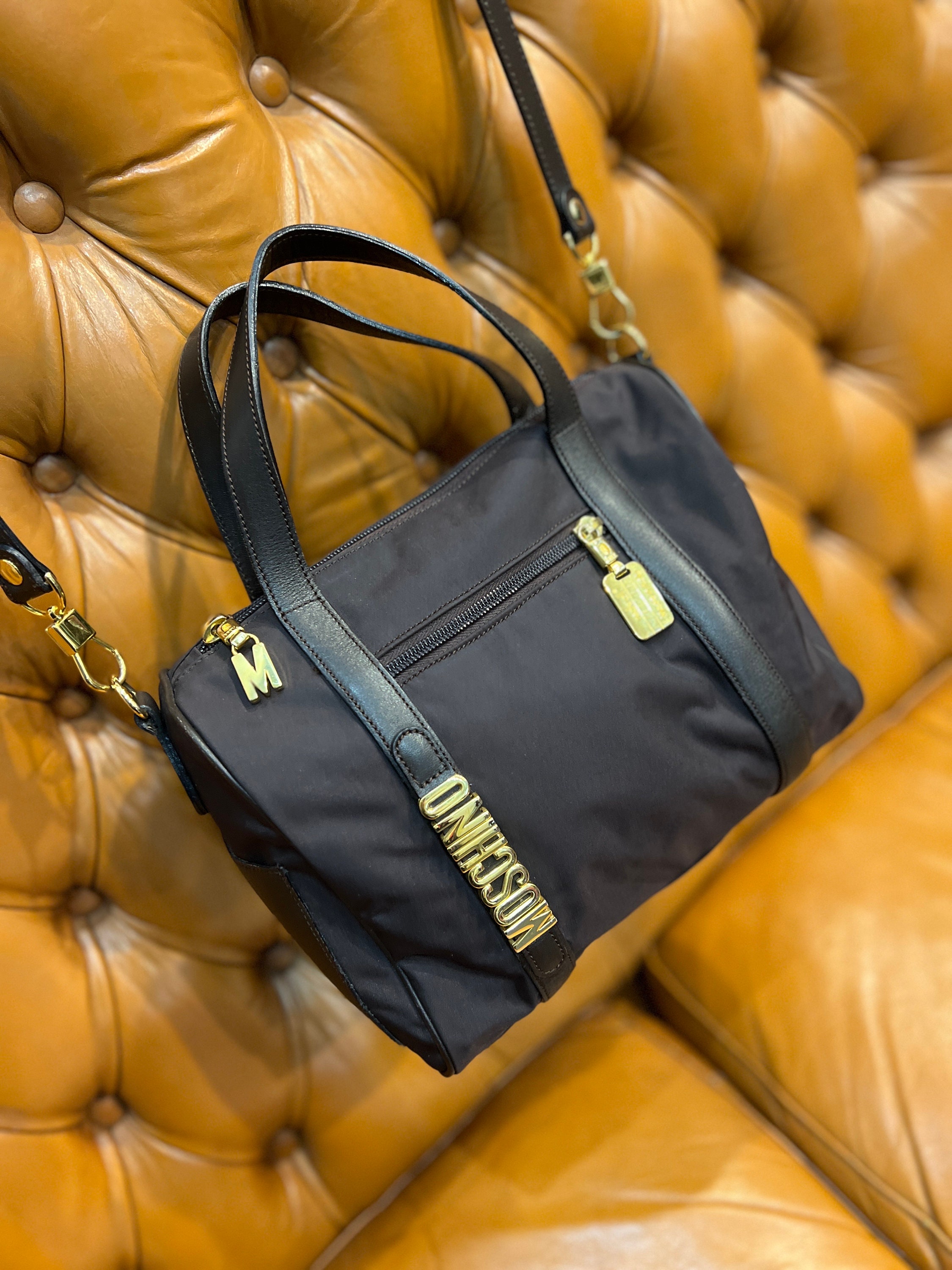 Borsa Moschino Boston borsa con manico marrone scuro con cintura lunga borsa con lettere Moschino in nylon Etsy Italia
