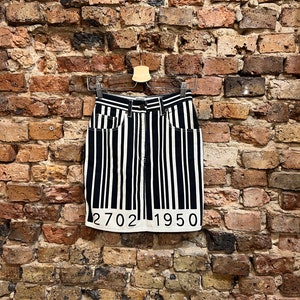 Falda Moschino con código de barras, minifalda vintage de algodón de los años 90 de tamaño pequeño, código de barras con estampado divertido en blanco negro vintage italiano Mschino