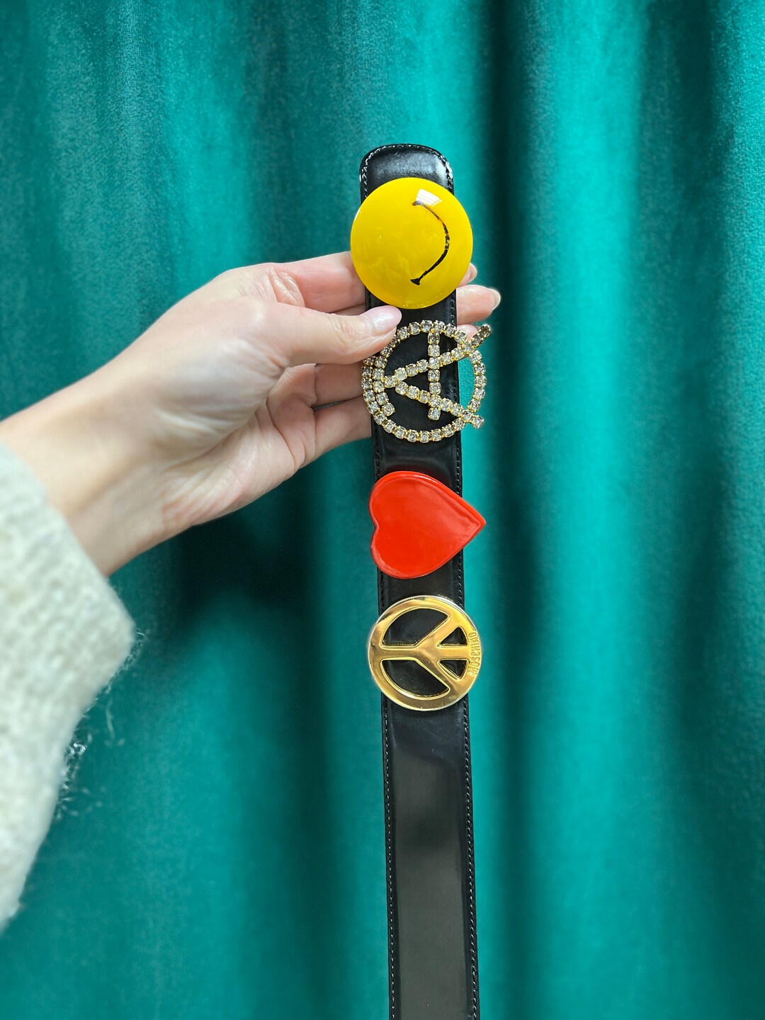 小物 VINTAGE MOSCHINO Y2K HEART CHAIN BELT Moschino Black Suede Heart Chain Belt – The Millennial Decorator