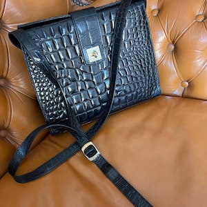 Vintage Sagi Bag – 1980s/90s Italian Croc Embossed Patent Leather Purse – Structured Handbag with Adjustable Strap – Gift for Her