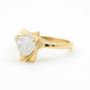 Pierścionek zaręczynowy z geometrycznego żółtego złota z surowym diamentem: nieoszlifowany surowy kamień