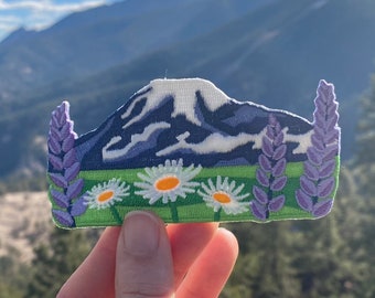 Écusson Mont Rainier en été - écusson paysage montagne avec fleurs sauvages - badge brodé explorateur thermocollant