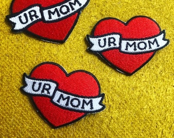 Mini écusson UR MOM - Patchs Your Mom rouge et blanc à coudre ou à repasser