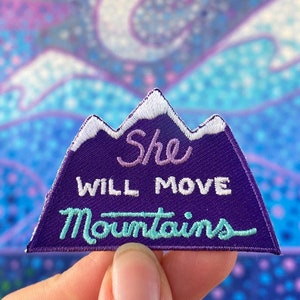 Mini She Will Move Mountains Patch - 2,43" x 1,57" Distintivo ricamato con montagna ed esploratore da stirare o cucire