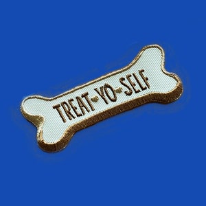 Coccolati con un cerotto a forma di osso per cani