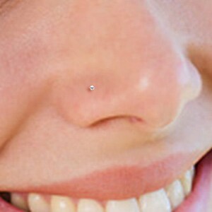 Small ball clearance nose stud