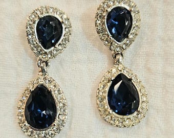 サファイアブルーとクリスタルのハローCZSティアドロップポストイヤリング