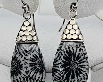 化石サンゴとスターリングシルバーのイヤリング、ダングルドロップ