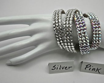 スワロフスキークリスタルバングルブレスレット4個：オーロラボレアリスピンク2個、シルバー2個（7.5インチ×1インチ）