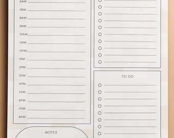 Puede incluir: Bloc de notas "Daily Diary" blanco y beige con un diseño de cuadrícula. Incluye secciones para programación, objetivos, listas de tareas y notas. Los textos "DAILY DIARY", "SCHEDULE", "GOALS", "TO DO" y "NOTES" están impresos.