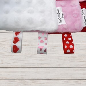 Juguete crujiente para bebé, cinta de corazón para bebé, juguete sensorial para recién nacido, juguete para jugar boca abajo, juguete sensorial de satén y minky para bebé, peluche de apego imagen 6