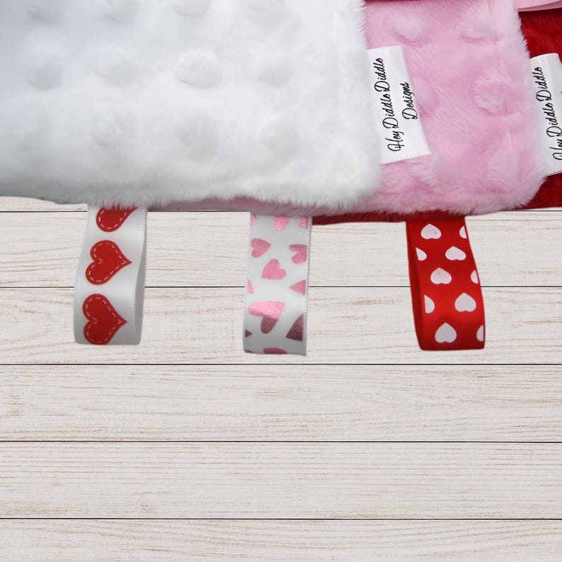 Juguete crujiente para bebé, cinta de corazón para bebé, juguete sensorial para recién nacido, juguete para jugar boca abajo, juguete sensorial de satén y minky para bebé, peluche de apego imagen 6
