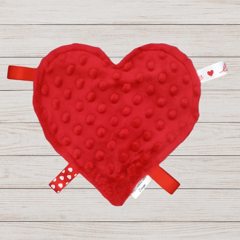 Juguete crujiente para bebé, cinta de corazón para bebé, juguete sensorial para recién nacido, juguete para jugar boca abajo, juguete sensorial de satén y minky para bebé, peluche de apego imagen 2