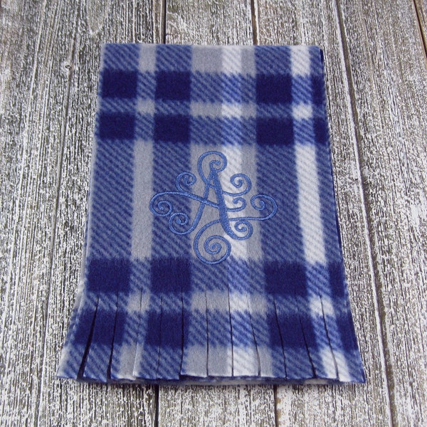 Fleece kindersjaal met monogram, kinderblauwe en grijze geruite gepersonaliseerde fleece sjaal