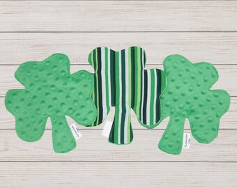 Juguete de trébol arrugado hecho a mano - Juguete sensorial para bebé del Día de San Patricio - Trébol verde - Regalo para baby shower