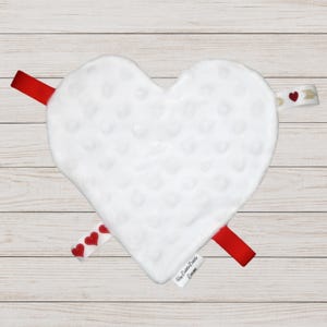 Juguete crujiente para bebé, cinta de corazón para bebé, juguete sensorial para recién nacido, juguete para jugar boca abajo, juguete sensorial de satén y minky para bebé, peluche de apego imagen 4