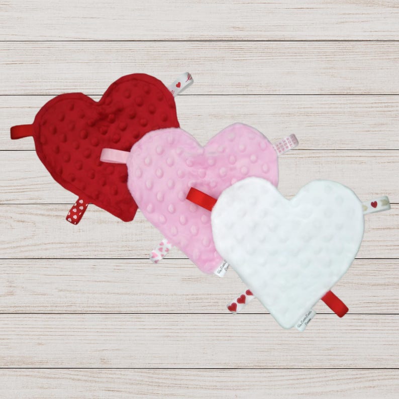 Juguete crujiente para bebé, cinta de corazón para bebé, juguete sensorial para recién nacido, juguete para jugar boca abajo, juguete sensorial de satén y minky para bebé, peluche de apego imagen 1