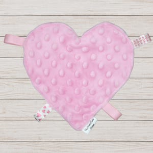 Juguete crujiente para bebé, cinta de corazón para bebé, juguete sensorial para recién nacido, juguete para jugar boca abajo, juguete sensorial de satén y minky para bebé, peluche de apego imagen 3