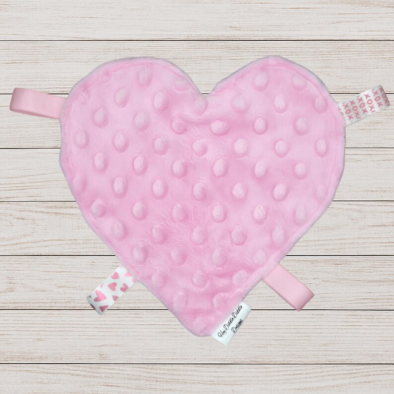 Juguete crujiente para bebé, cinta de corazón para bebé, juguete sensorial para recién nacido, juguete para jugar boca abajo, juguete sensorial de satén y minky para bebé, peluche de apego imagen 3