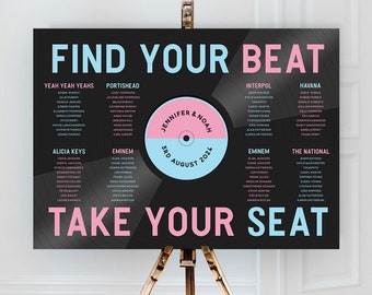 Puede incluir: Un plano de asientos de boda en blanco y negro con un diseño de disco de vinilo rosa y azul en el centro. El gráfico está titulado "Find Your Beat" y "Take Your Seat". Los nombres de los invitados se enumeran debajo de los nombres de diferentes artistas musicales, como "Yeah Yeah Yeahs", "Portishead", "Interpol", "Havana", "Alicia Keys", "Eminem" y "The National".