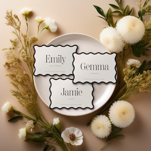 Cartes de nom de lieu ondulées, cartes d'invités modernes noir blanc, noms d'invités de mariage vague, signe minimal classique bord festonné