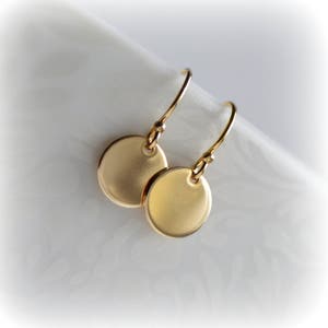 Pendientes pequeños de disco chapados en oro de 14k: estilo minimalista y delicado.