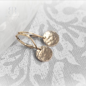 Brincos de argola com fecho de alavanca em ouro 14k martelado: pequeno pingente de disco