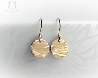 Boucles d'oreilles en or texturé, boucles d'oreilles en disque d'or minuscules, boucles d'oreilles martelées à pois en or, bijoux en cercle, cadeau fait main pour femme, sœur, amie, Blissaria