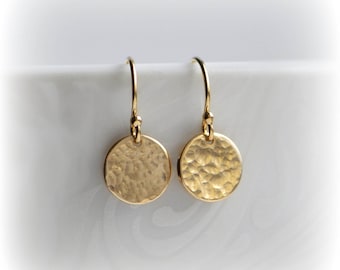 Boucles d'oreilles en or martelé, petites boucles d'oreilles disque en or, boucles d'oreilles minuscules points dorés, bijoux minimalistes délicats, cadeau d'amour fait main pour elle par Blissaria