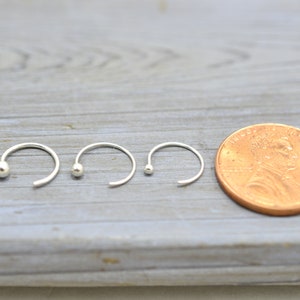 Tiny Hug Hoop, 925 Silver Mini Hugging Hoops, Boucles doreilles Open Hoop, Ball Ear Jacket, Ear câlin cerceau, Mini Hoop Boucles doreilles, Clous à billes, Poignets doreille image 10