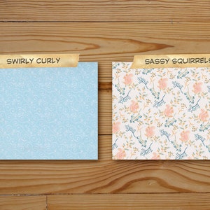 Puede incluir: Dos dise&ntilde;os de papel digital. El primer dise&ntilde;o es un fondo azul claro con un patr&oacute;n blanco en espiral. El segundo dise&ntilde;o es un fondo blanco con un patr&oacute;n de ardilla rosa. El texto "Swirly Curly" est&aacute; en el primer dise&ntilde;o y "Sassy Squirrels" est&aacute; en el segundo dise&ntilde;o.