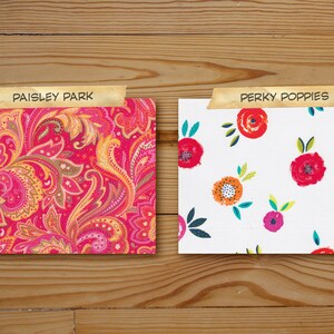 Puede incluir: Dos muestras de tela con diferentes patrones. La muestra de la izquierda es un patr&oacute;n paisley rosa con acentos dorados y marrones. La muestra de la derecha es un fondo blanco con un patr&oacute;n repetitivo de flores rojas, naranjas, rosas y azules. Las muestras est&aacute;n etiquetadas como "Paisley Park" y "Perky Poppies".