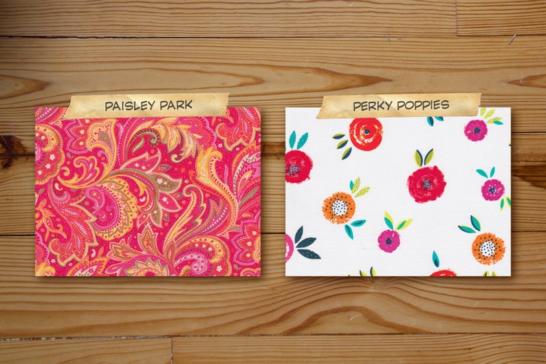 Puede incluir: Dos muestras de tela con diferentes patrones. La muestra de la izquierda es un patr&oacute;n paisley rosa con acentos dorados y marrones. La muestra de la derecha es un fondo blanco con un patr&oacute;n repetitivo de flores rojas, naranjas, rosas y azules. Las muestras est&aacute;n etiquetadas como "Paisley Park" y "Perky Poppies".